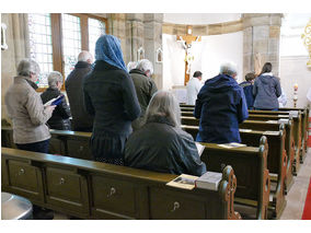 Bittprozession an der Weingartenkapelle (Foto: Karl-Franz Thiede)